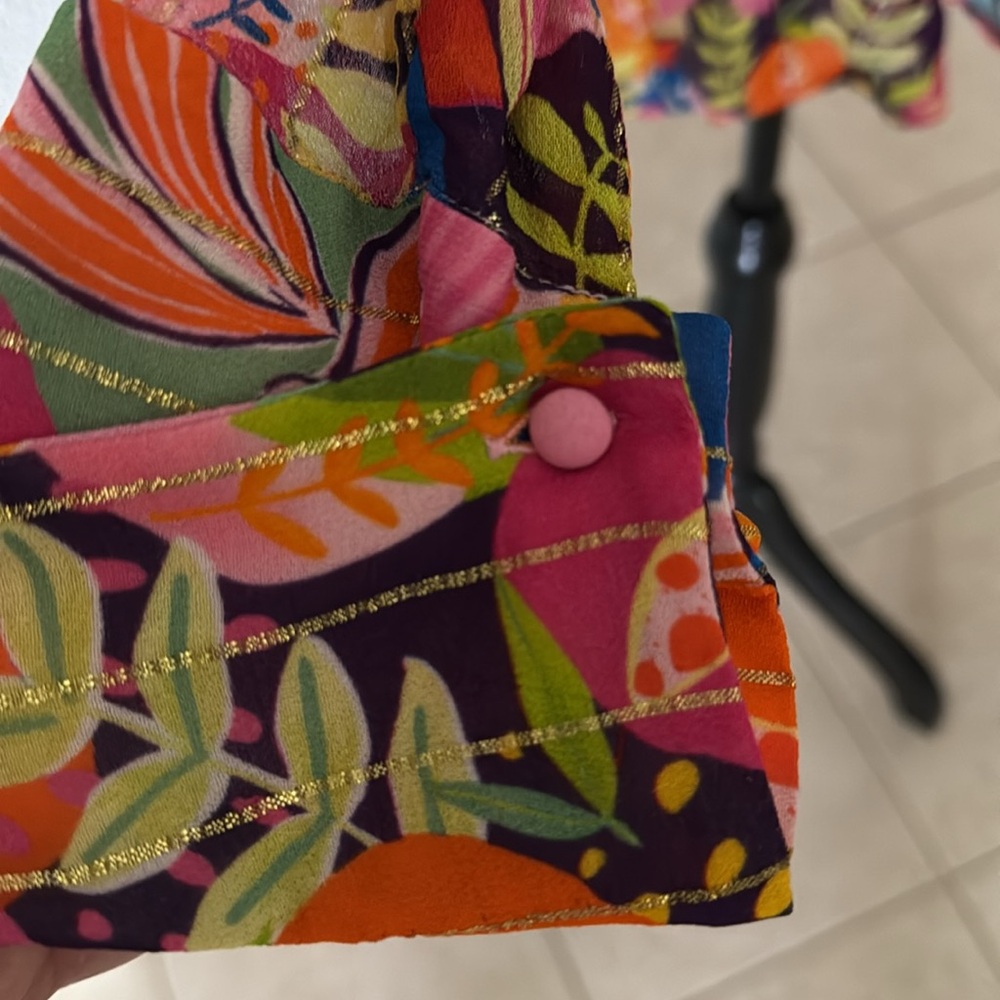 Colorful Floral Women's Blouse
Small little call out as showing in the photos - Picture 2 of 9